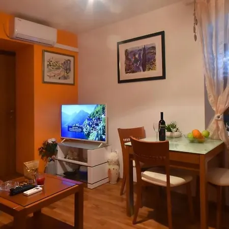 Apartment Cozy, Adorable Elizabeta *